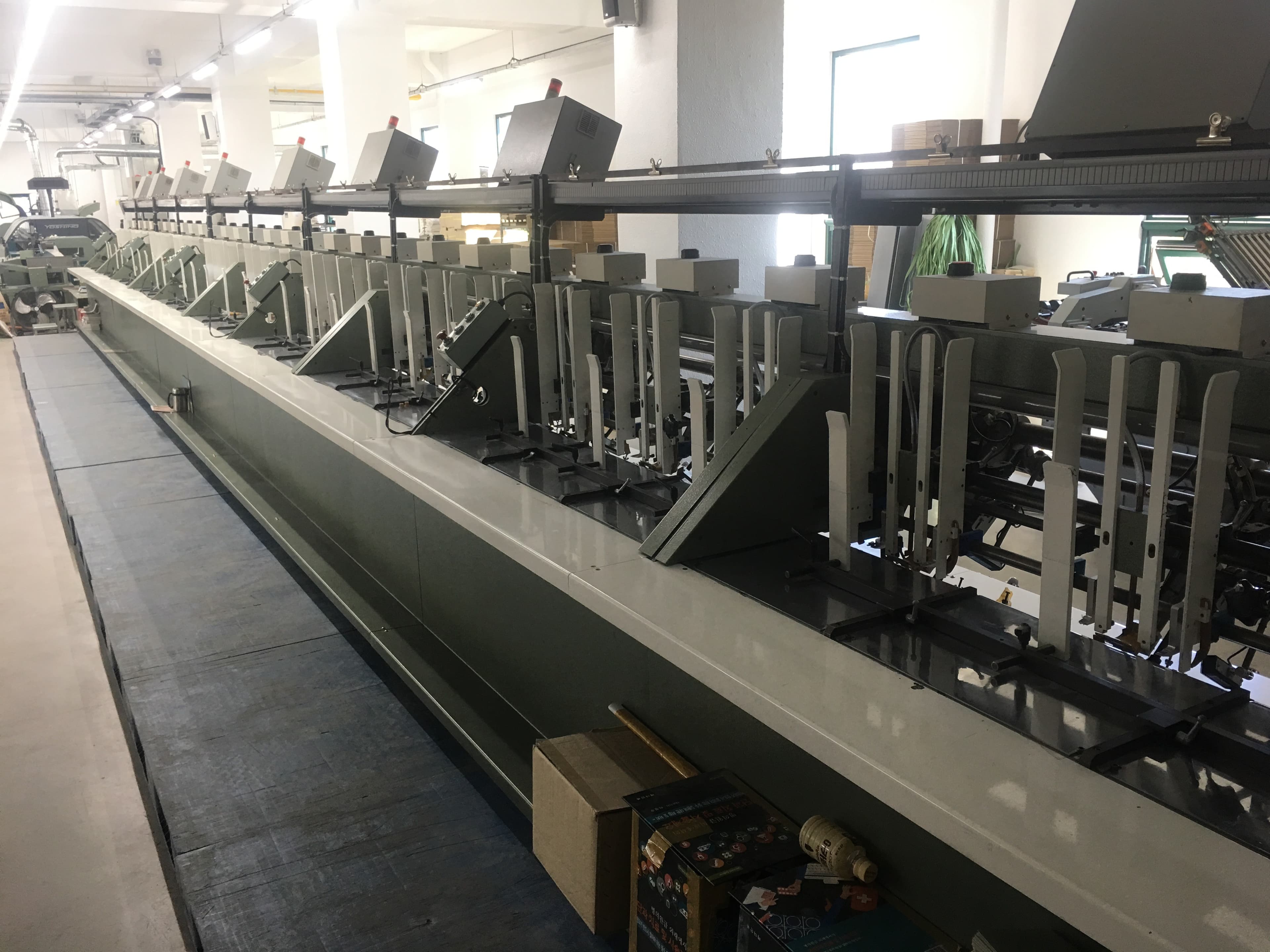 Long automated assembly and collating line on the production floor
